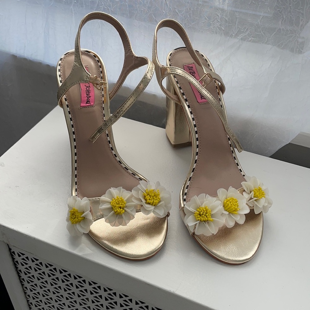 Betsy Johnson - Gold Flower Heels